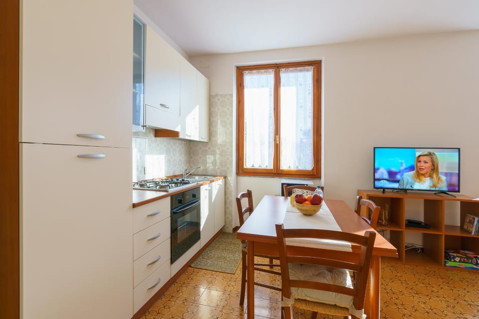 Day, Winter, TV and multimedia, Kitchen or kitchenette, Living room, Photo of the whole room, Decorative detail, Seating area, Dining area, On site, Food, Non alcoholic drinks