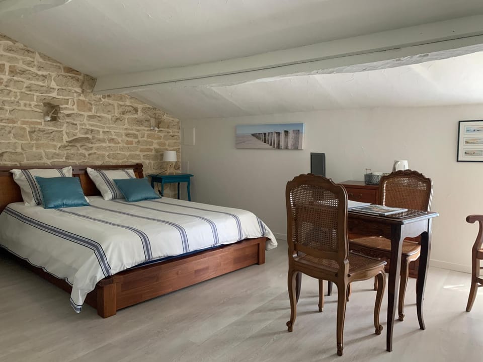 Bed, Seating area, Bedroom