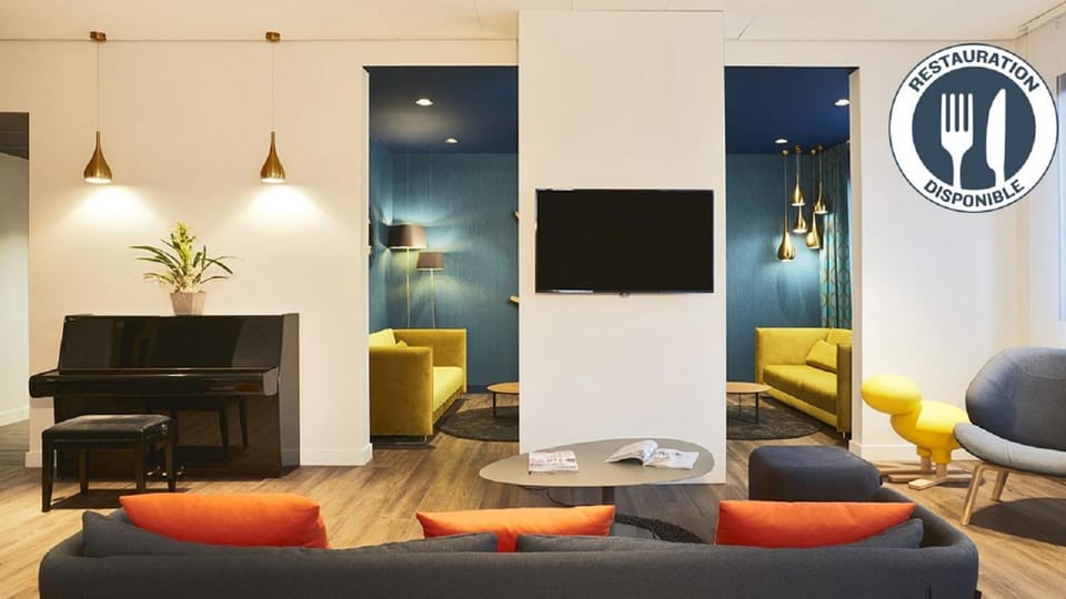 Communal lounge/ TV room, Lobby or reception