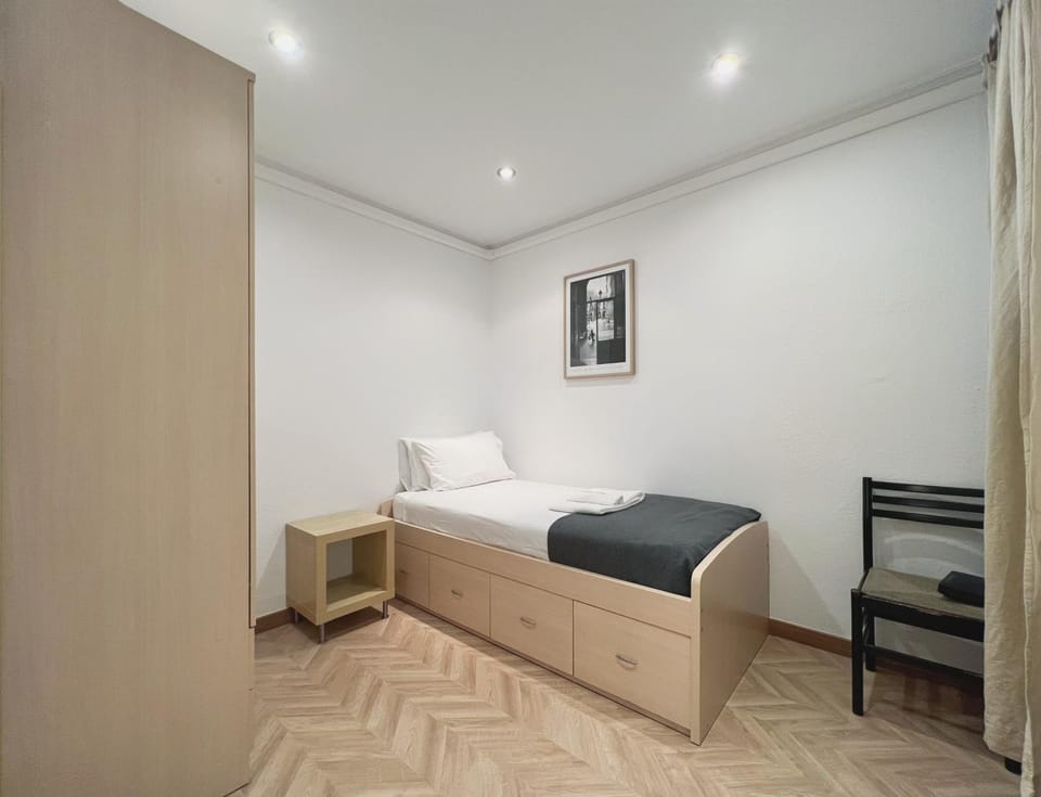 Photo of the whole room, Bedroom