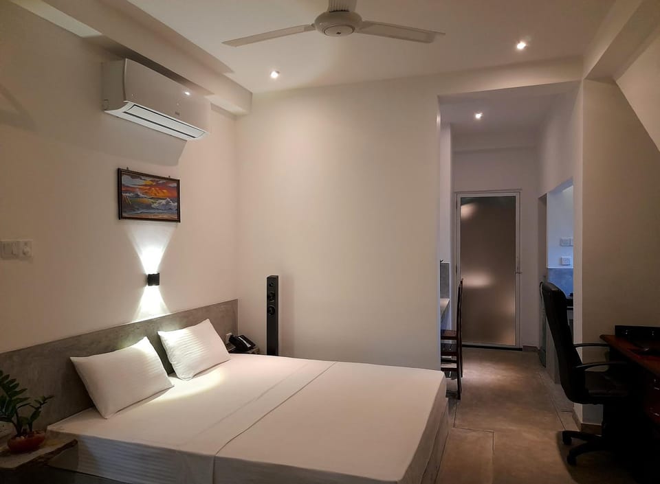 Shower, Bed, Bathroom, Kitchen or kitchenette, Business facilities, Bedroom, fireplace, minibar, pet friendly, towels, wardrobe, kitchen, air conditioner