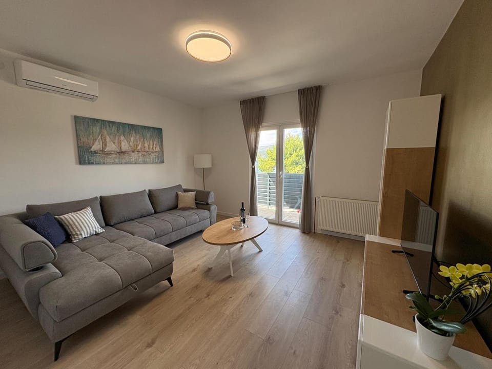 Living room, Seating area, air conditioner
