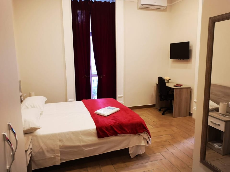 Bed, TV and multimedia, Photo of the whole room, Bedroom