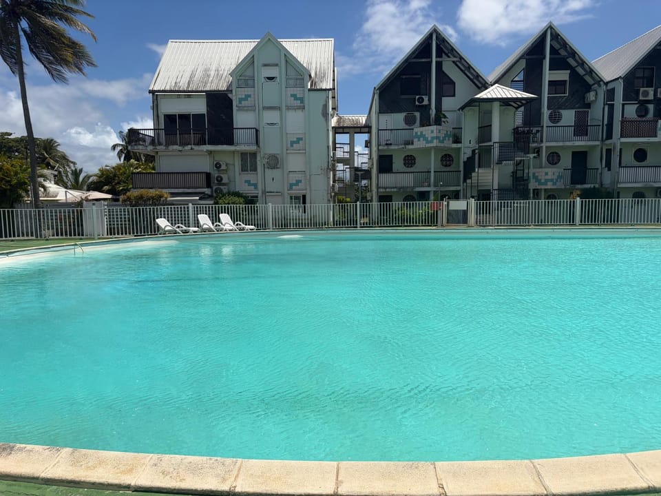 Pieds dans l eau Piscine Calme Appartement Althéa Apartment in Le Gosier