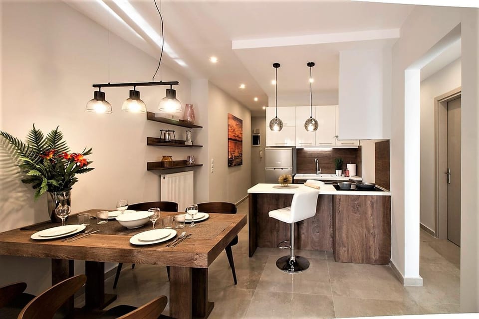 Kitchen or kitchenette, Dining area