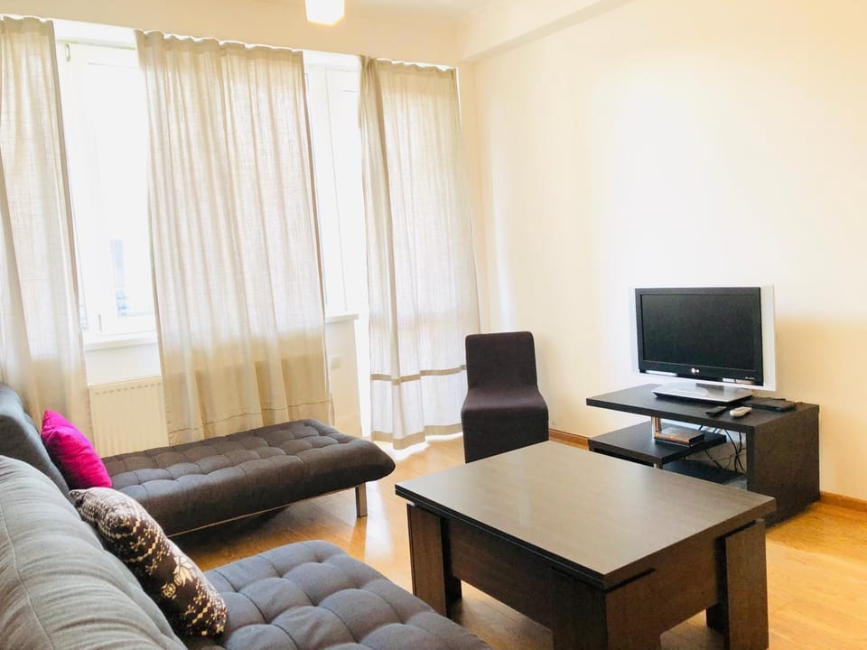Communal lounge/ TV room, TV and multimedia, Living room, Seating area, Evening entertainment