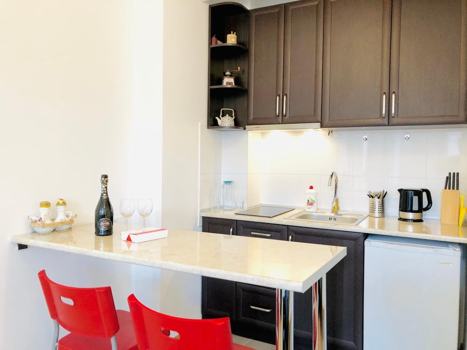 Kitchen or kitchenette, Food and drinks, Dining area, stove