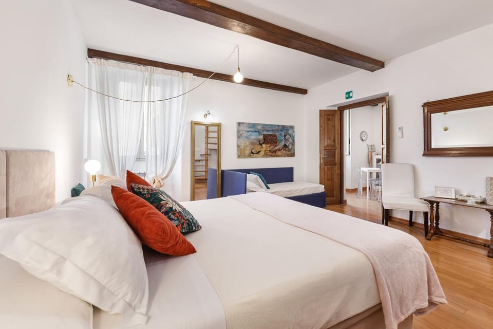Bed, TV and multimedia, Photo of the whole room, Bedroom