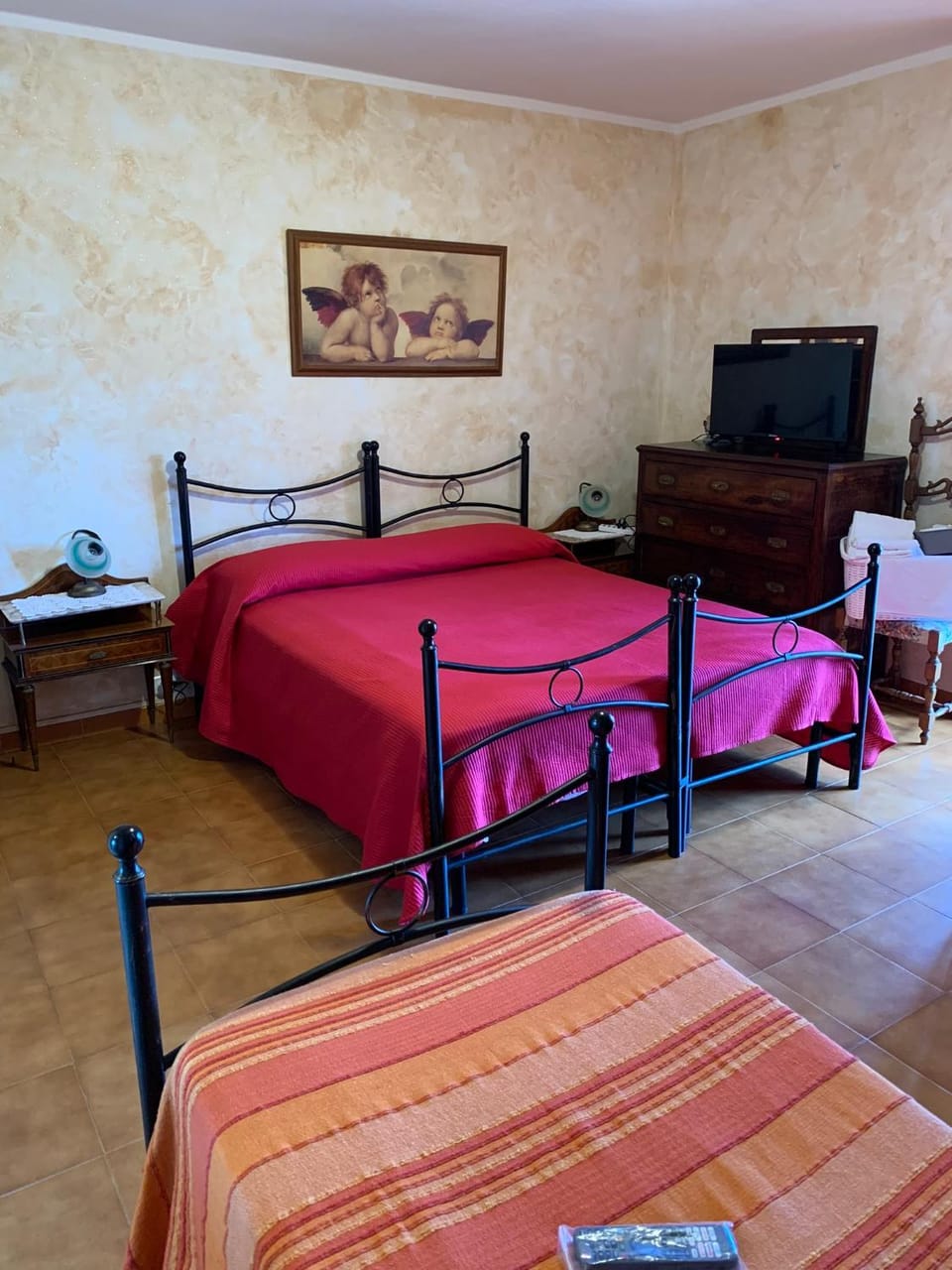 Bed, TV and multimedia, Photo of the whole room, Bedroom