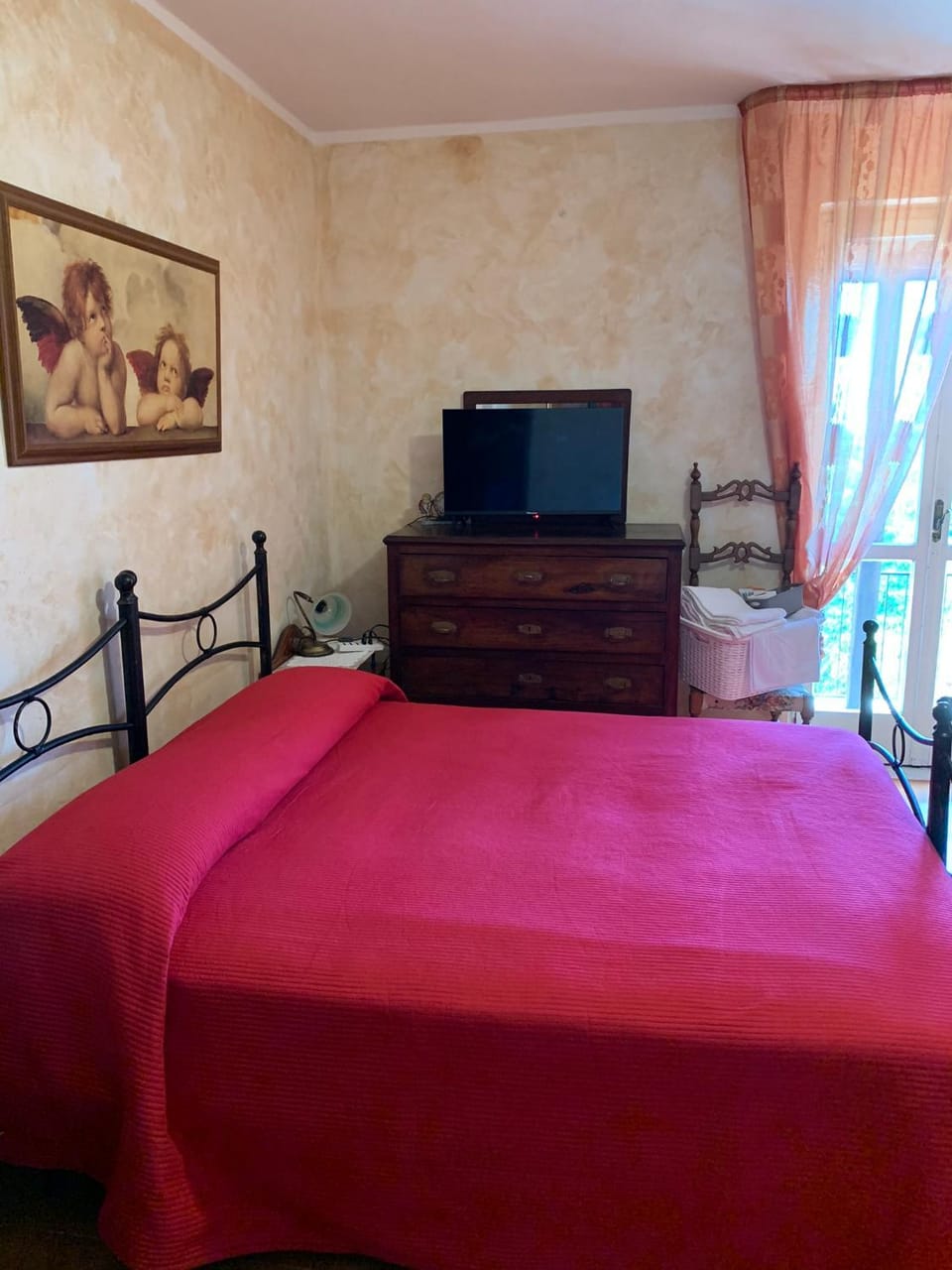Bed, TV and multimedia, Photo of the whole room, Bedroom
