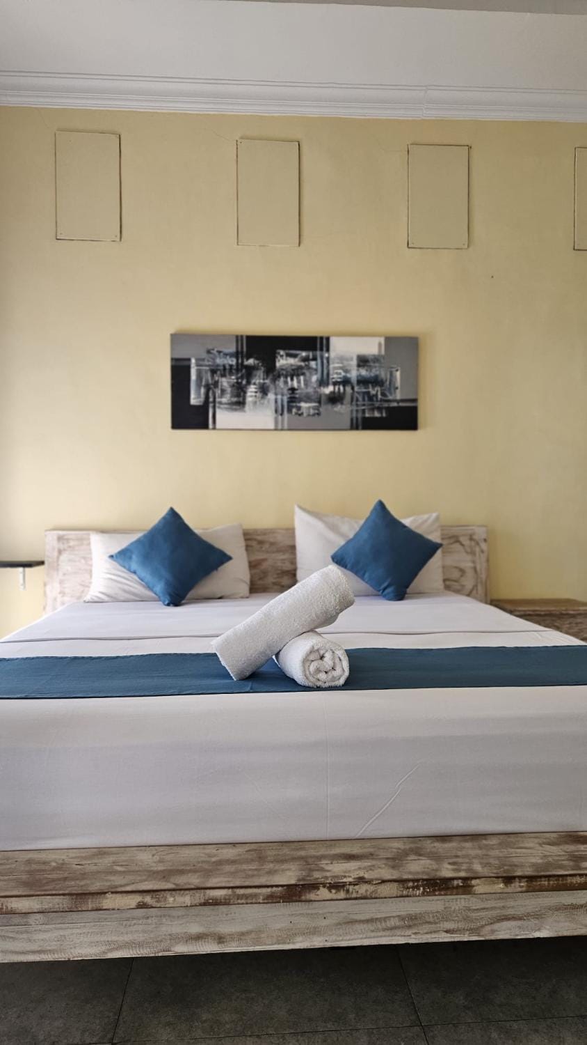 Photo of the whole room, Bedroom, towels