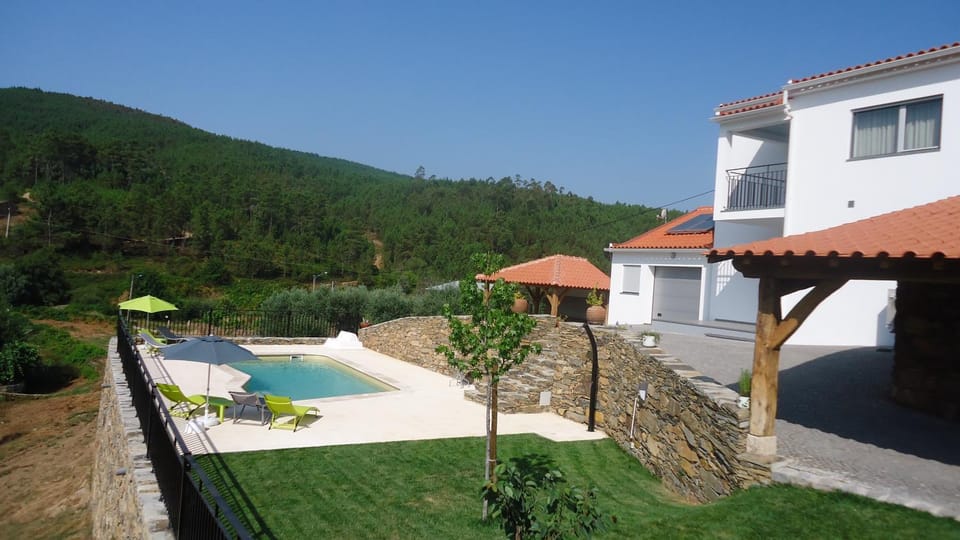 Property building, Natural landscape, Mountain view, Pool view, Swimming pool, sunbed