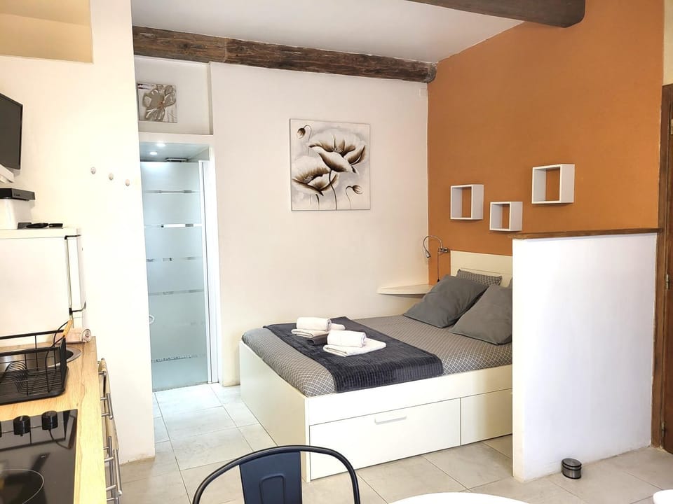 Bed, Photo of the whole room