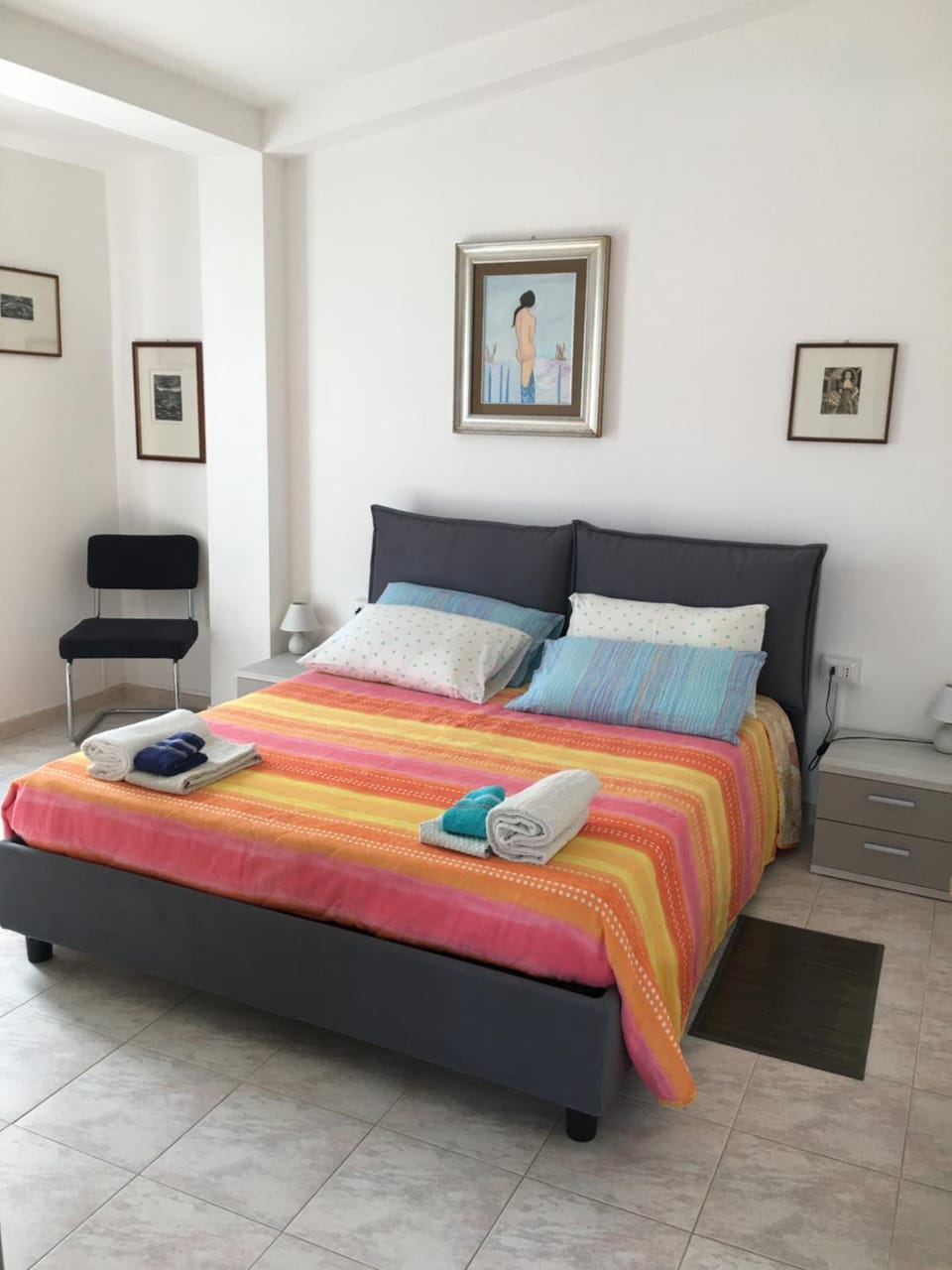 Photo of the whole room, Bedroom