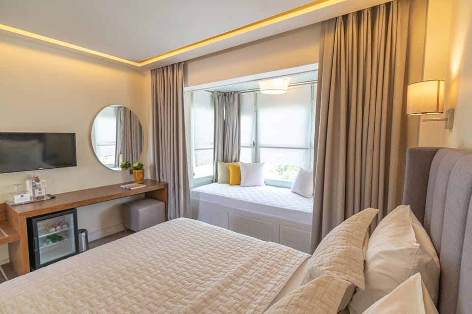 Bed, TV and multimedia, Photo of the whole room, Seating area, Bedroom