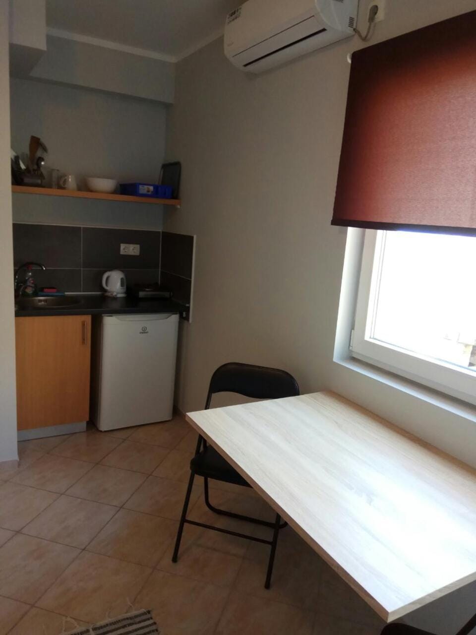 Kitchen or kitchenette, Food and drinks, air conditioner