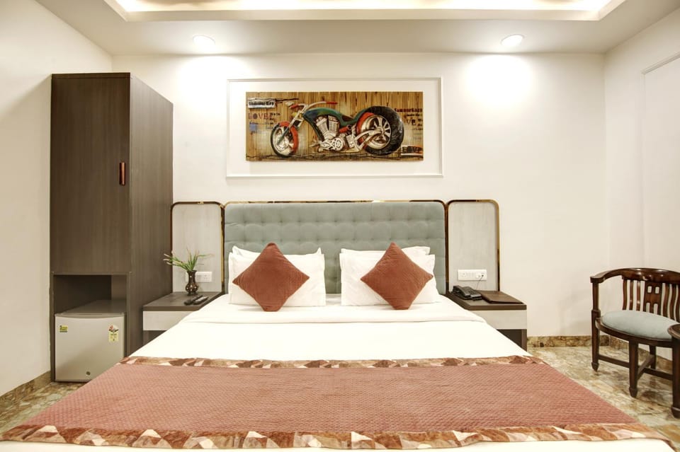 Bed, Seating area, wardrobe