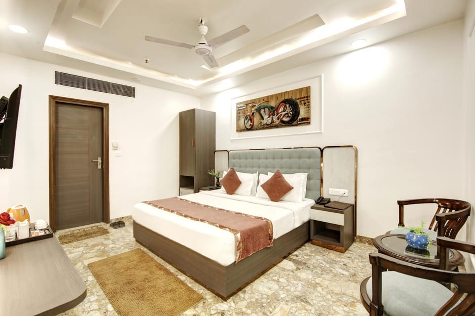 Bed, Seating area, wardrobe, air conditioner
