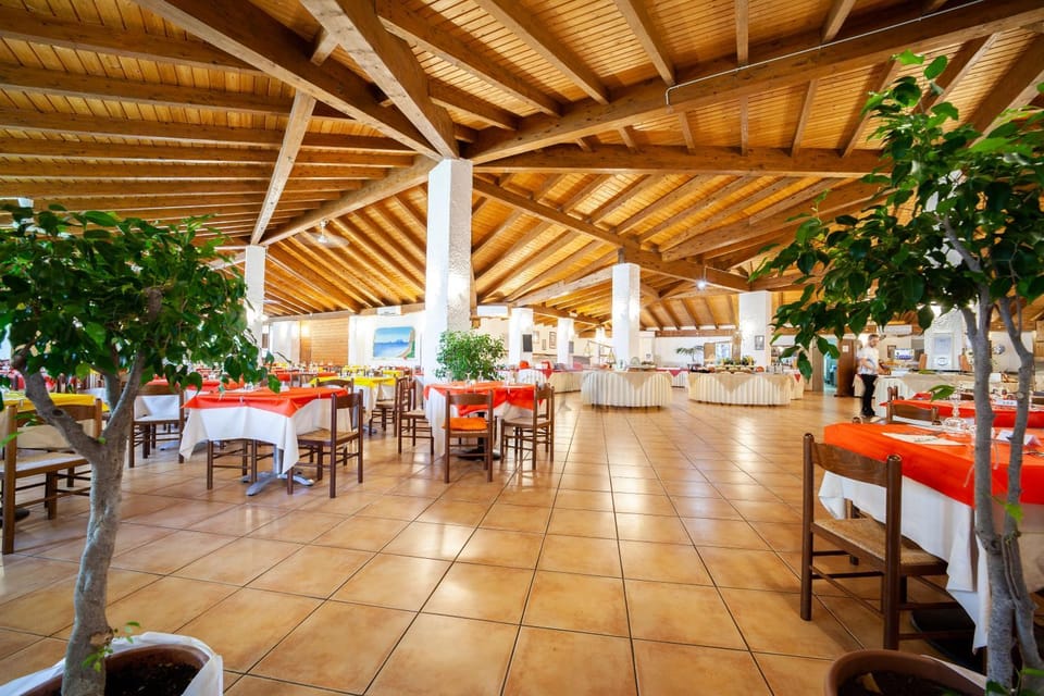 Restaurant/places to eat, Lounge or bar