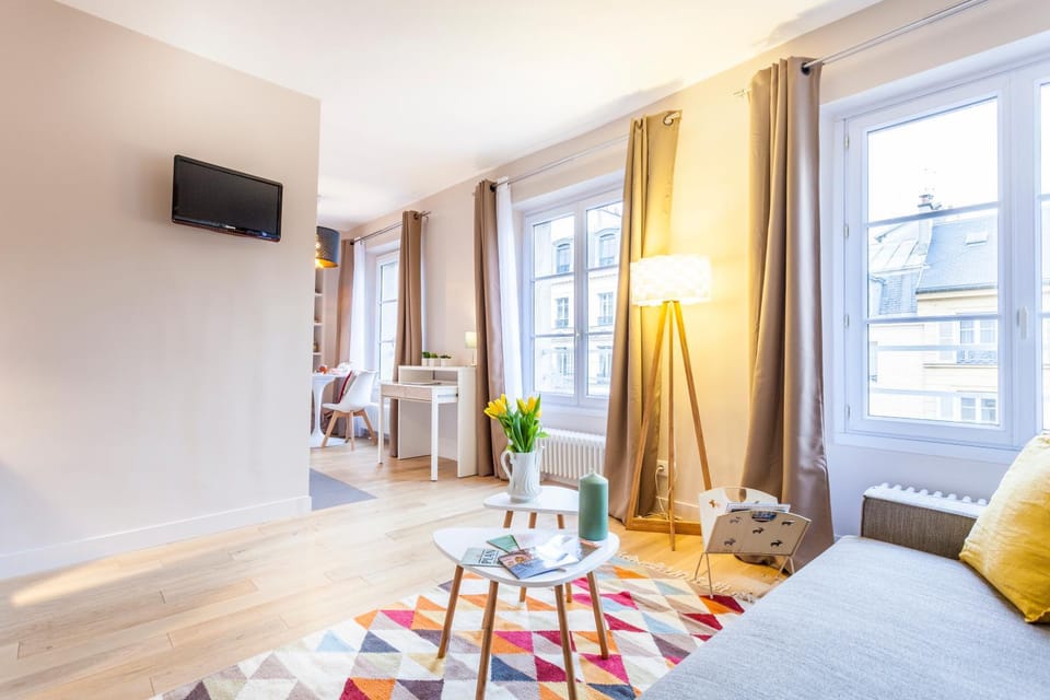 Le Petit Versailles Apartment in Versailles