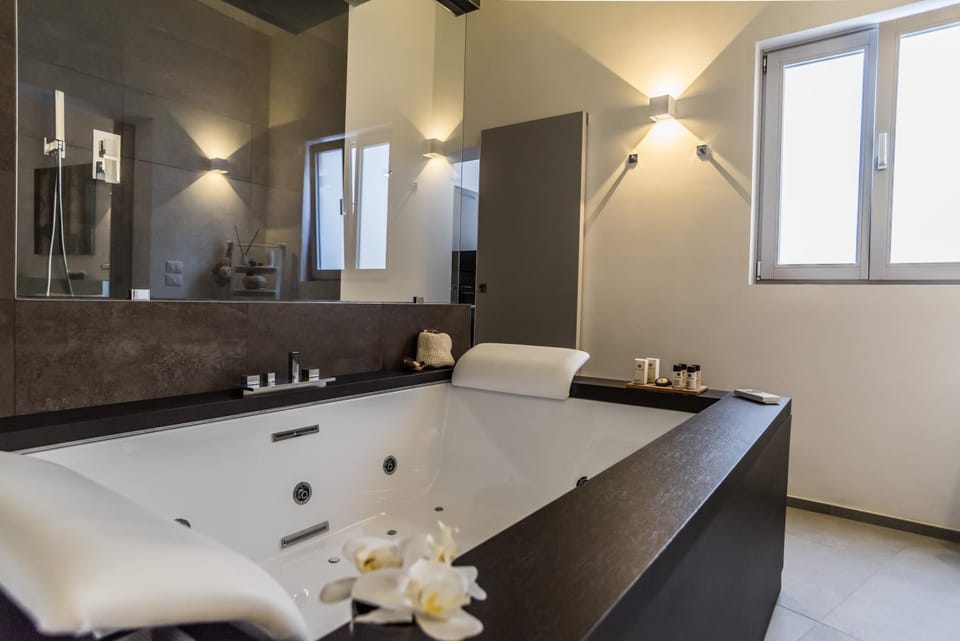 Shower, Hot Tub, Bathroom, Area and facilities