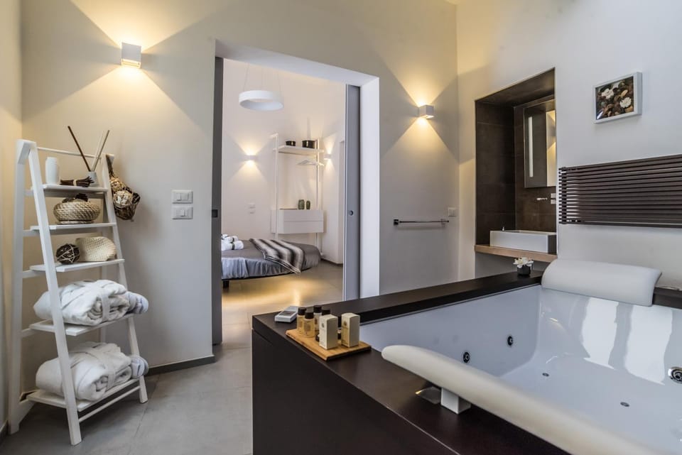 Hot Tub, Bathroom, Photo of the whole room, Bedroom
