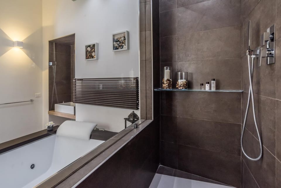 Shower, Hot Tub, Bathroom, Decorative detail, Area and facilities