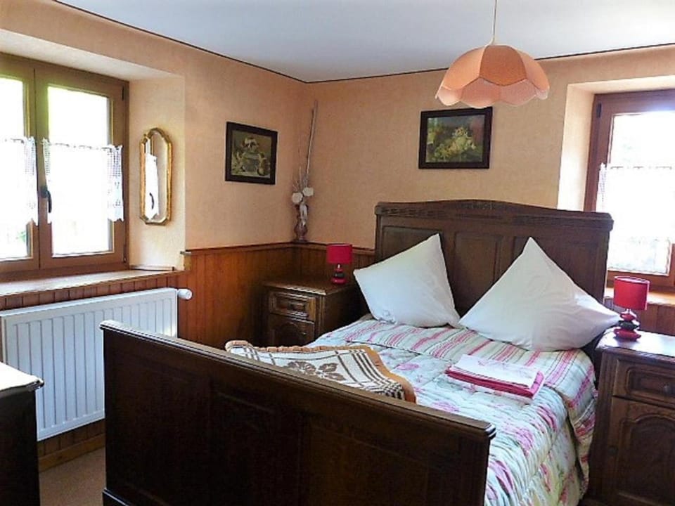 Photo of the whole room, Garden view