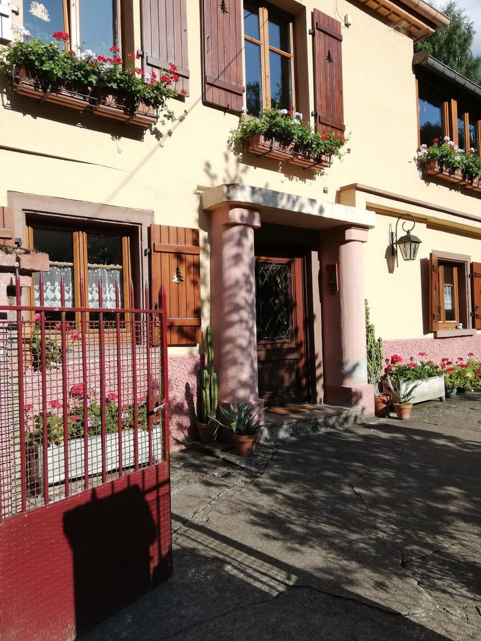 Facade/entrance, Balcony/Terrace
