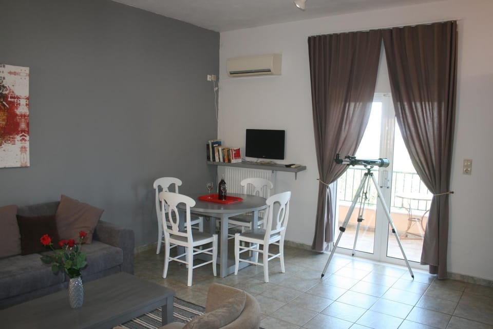 TV and multimedia, Seating area, Dining area, air conditioner