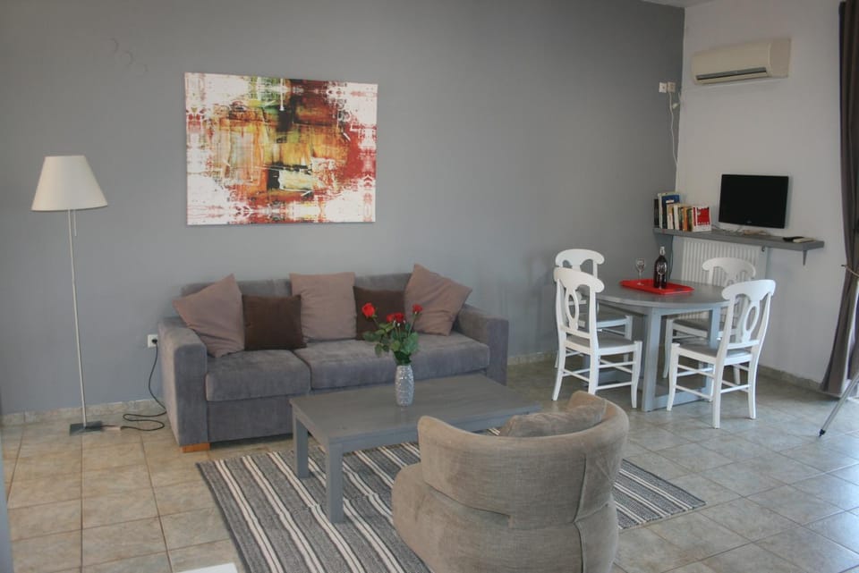 TV and multimedia, Living room, Seating area, Dining area, air conditioner