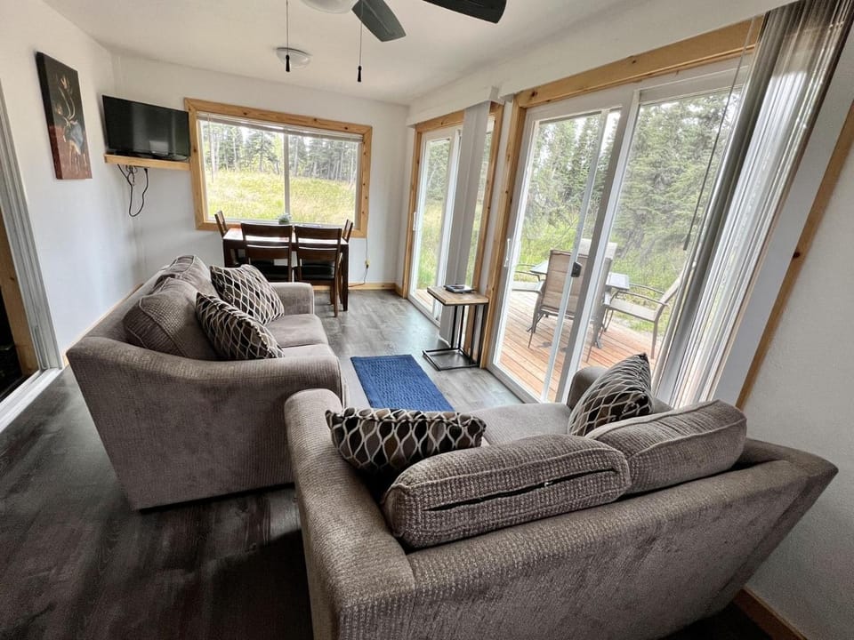 2 King Bedrooms each with full bath, Amazing Views! House in Healy