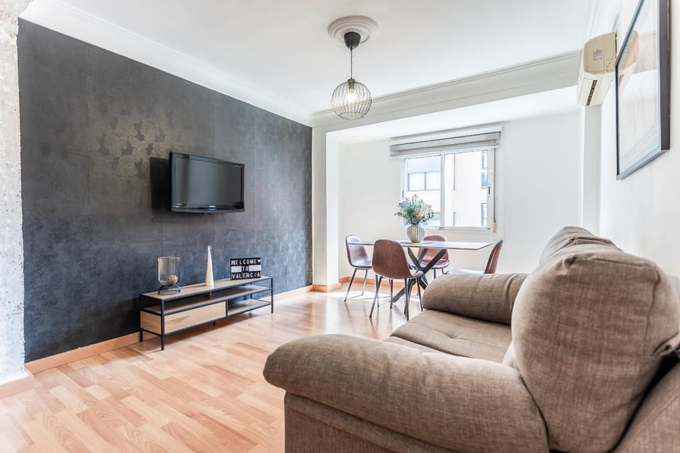 TV and multimedia, Living room, Seating area, Dining area, flat iron, air conditioner