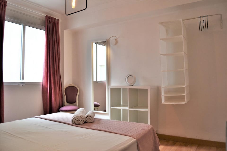 Bed, Photo of the whole room, Bedroom, cot, towels