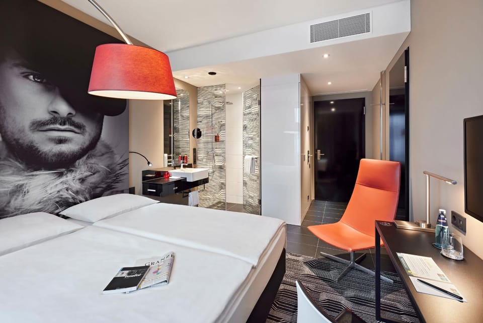 Bathroom, TV and multimedia, Living room, Photo of the whole room, Bedroom