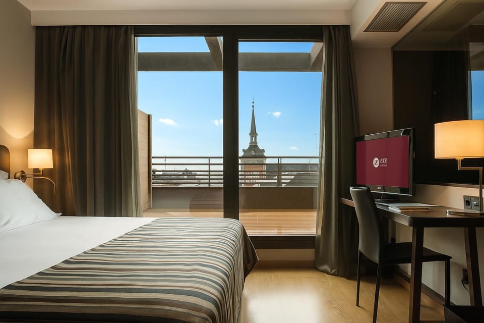 Bed, View (from property/room), Photo of the whole room, Decorative detail, Seating area, Bedroom