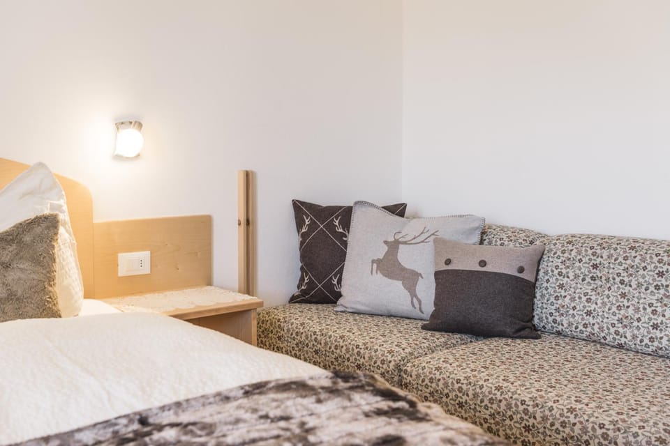 Bed, Photo of the whole room, Decorative detail, Bedroom