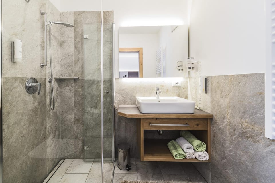 Shower, Toilet, Bathroom, Decorative detail
