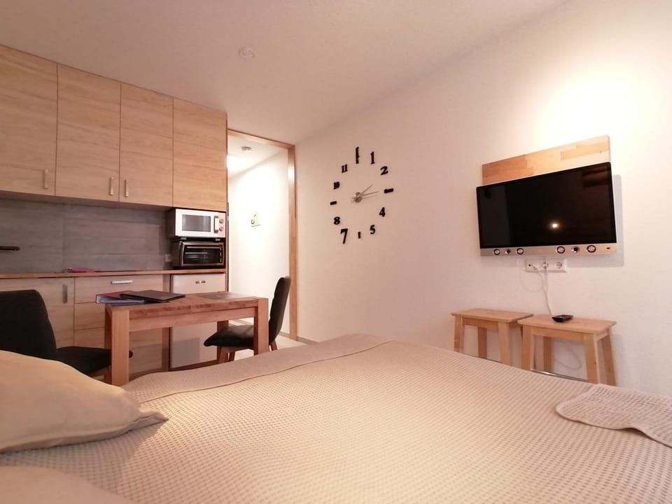 TV and multimedia, Kitchen or kitchenette, Photo of the whole room
