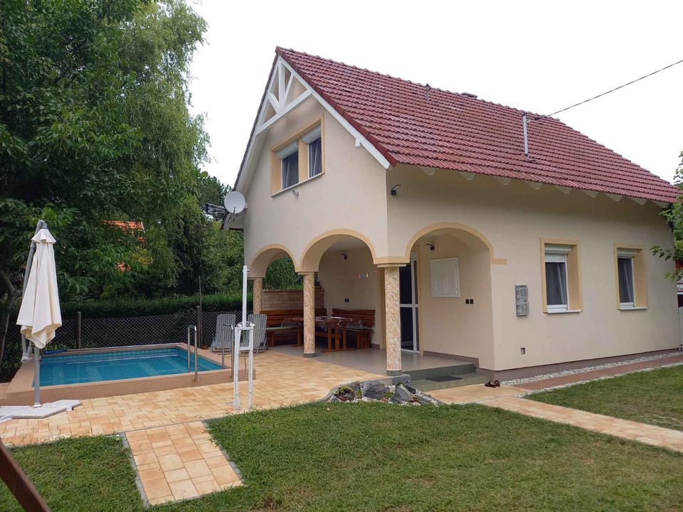 Property building, Summer, Swimming pool