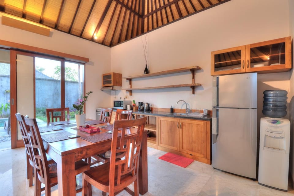 Kitchen or kitchenette, Dining area, oven, stove