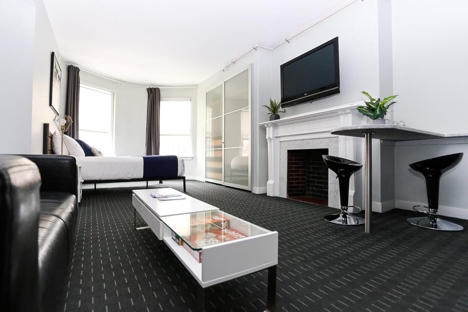 Charming Studio on Boston's Iconic Newbury St. #8 Apartment in Back Bay
