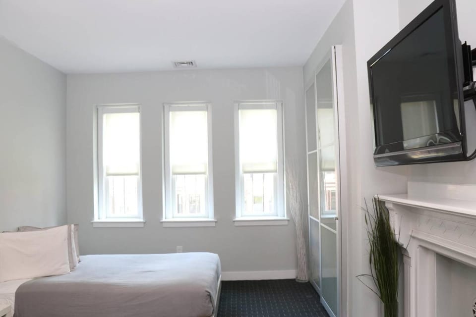 Bed, TV and multimedia, Bedroom, City view