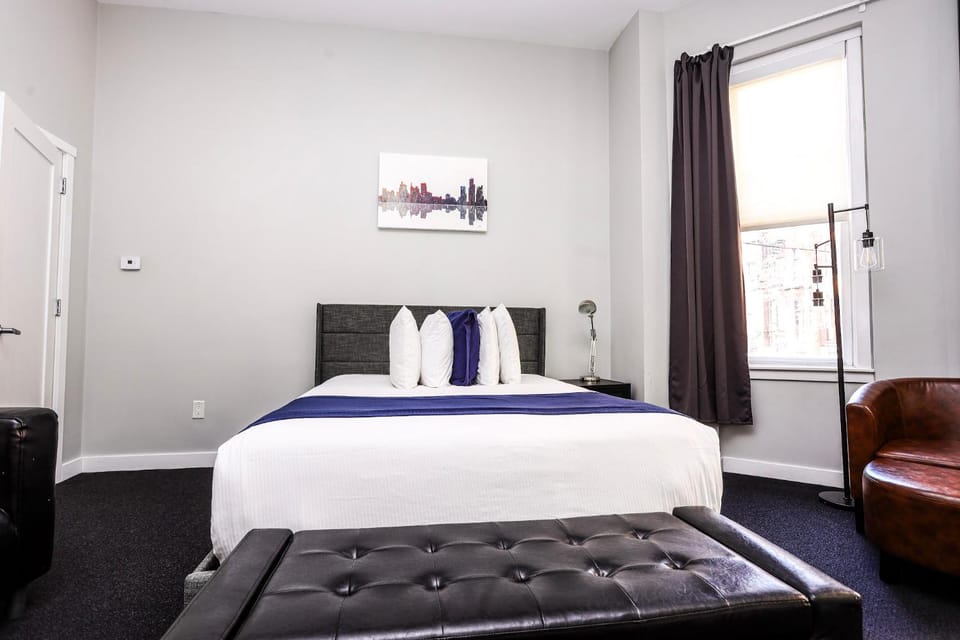 Large Stylish Newbury Street Studio w/ Kitchen Apartment in Back Bay