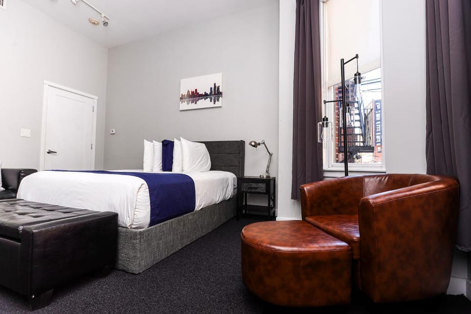 Large Stylish Newbury Street Studio w/ Kitchen Apartment in Back Bay