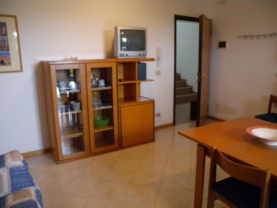 Facade/entrance, TV and multimedia, Living room, Seating area, Dining area