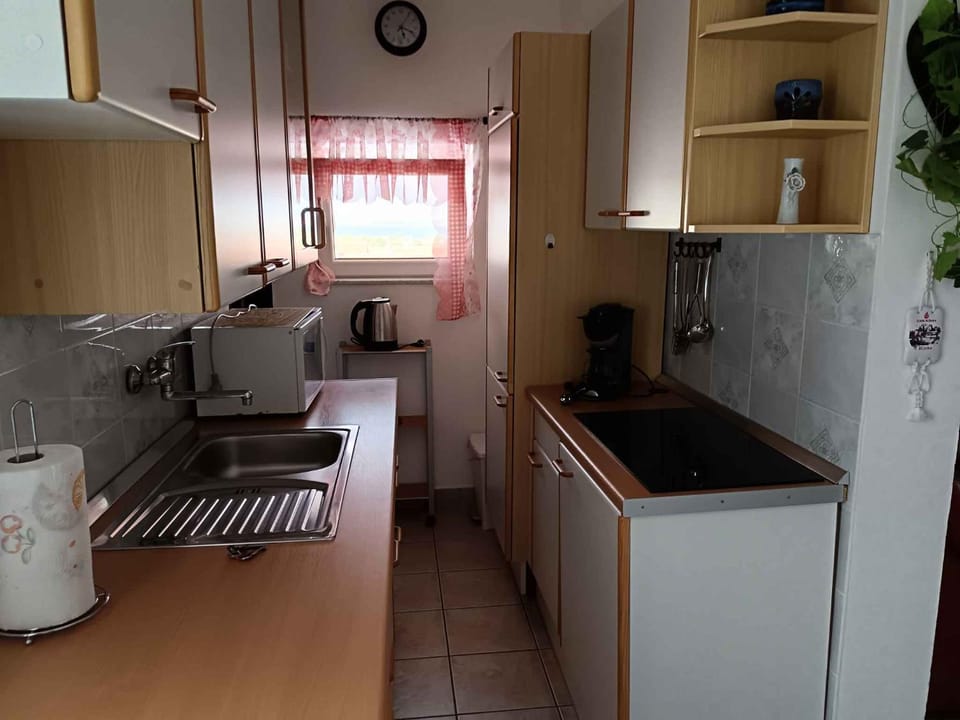 Coffee/tea facilities, microwave