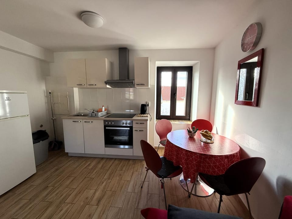 Kitchen or kitchenette, Seating area, Dining area, oven, stove