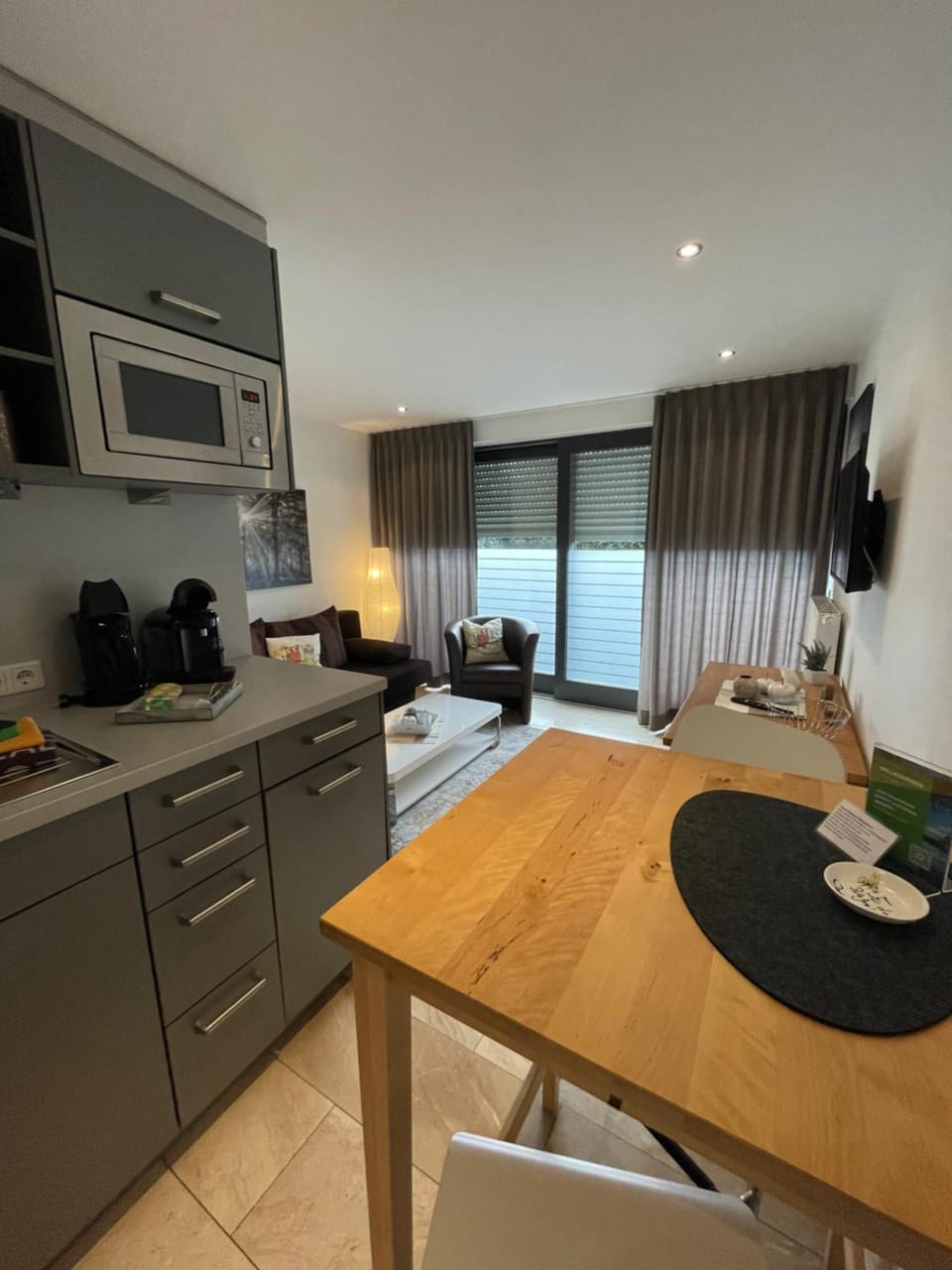 Kitchen or kitchenette, Dining area, locker, locker, minibar, stove