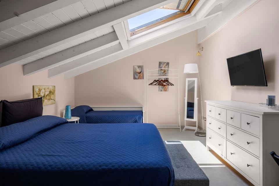 Bed, TV and multimedia, Photo of the whole room, Bedroom